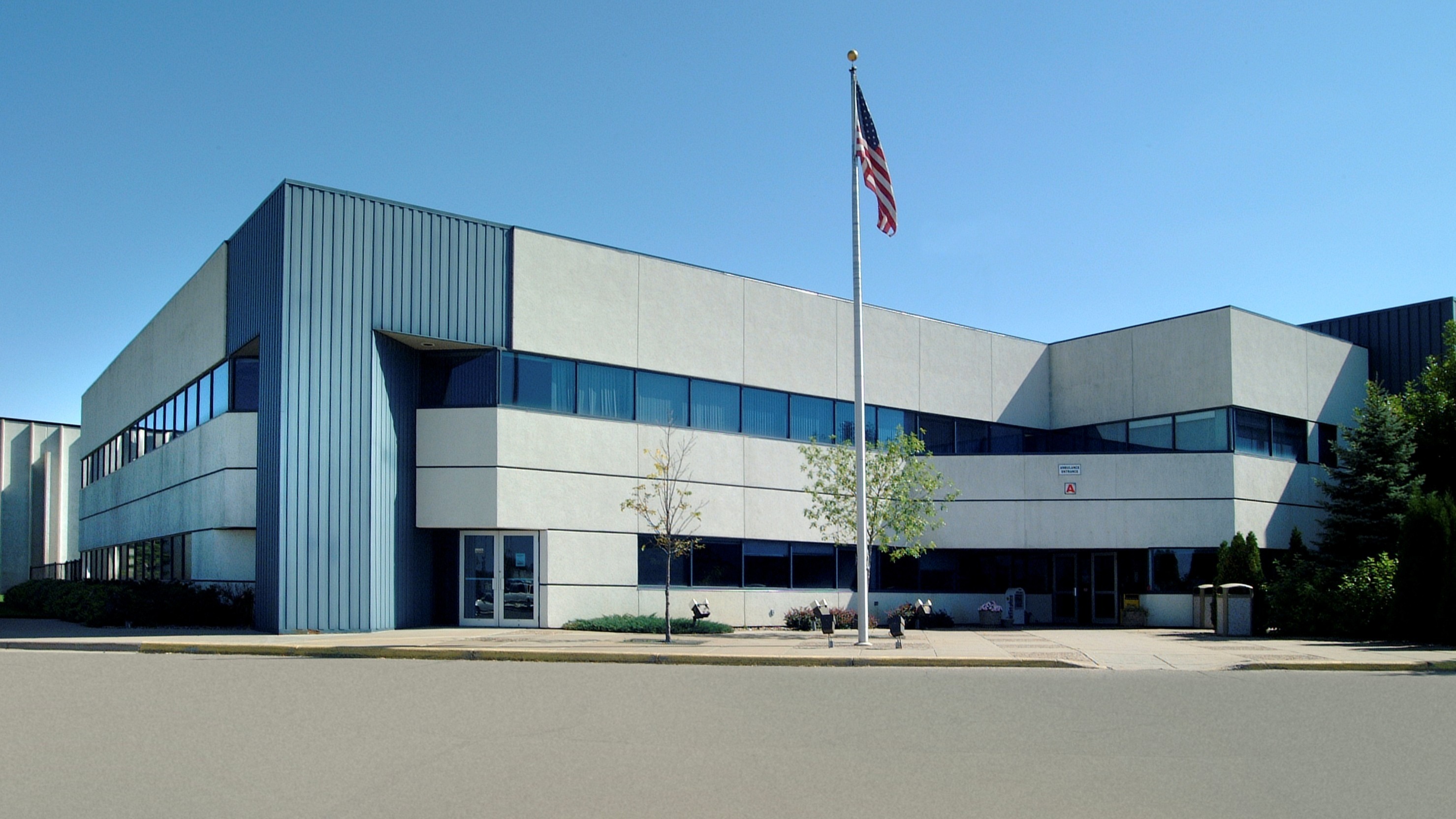 Fingerhut Distribution Center exterior constructed by Rice Companies featuring modern warehouse and office design in St. Cloud, MN.