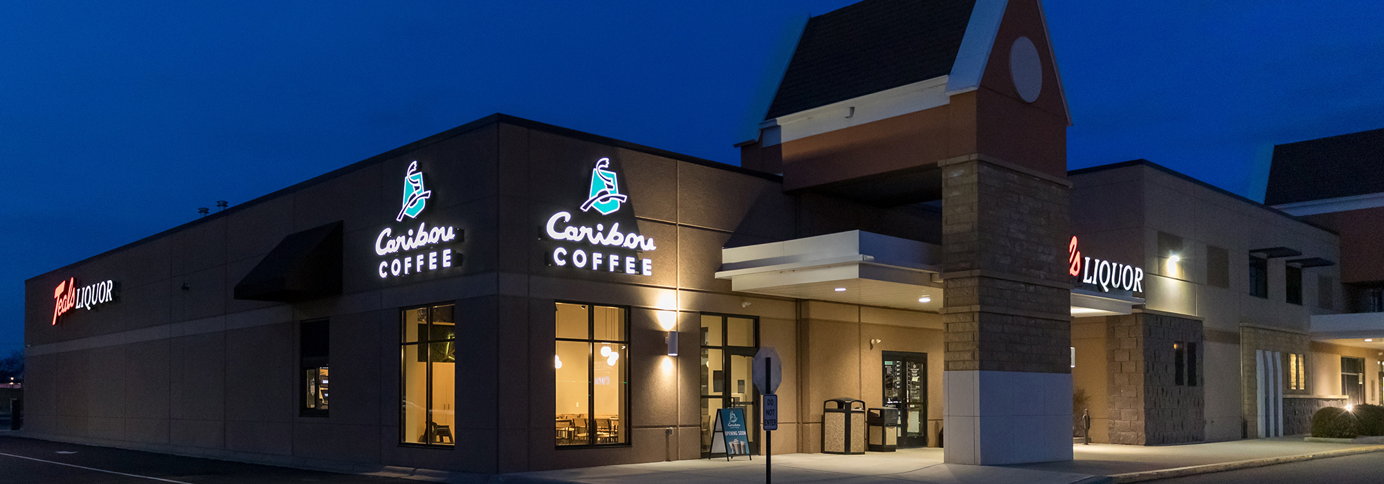 Night photo coffee shop building exterior